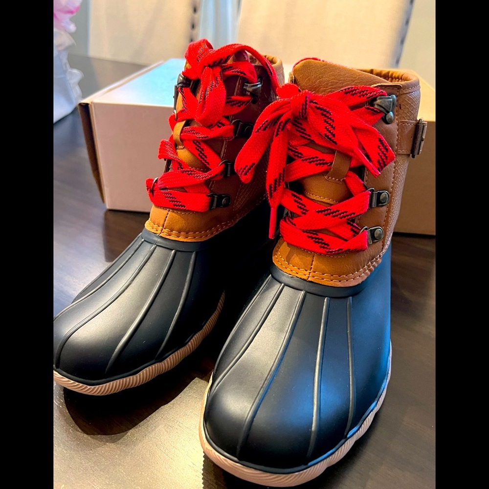 NEW Size 8 Women’s all weather boots!